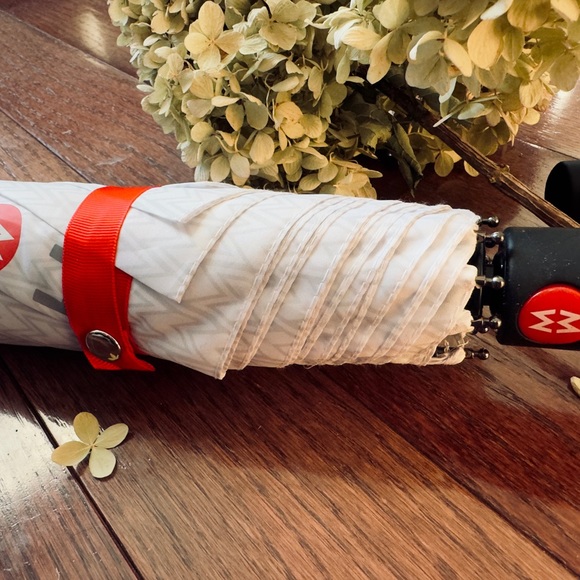 Genuine MICHELE Auto-Open Umbrella  - Merchandise Brand New - Picture 4 of 9